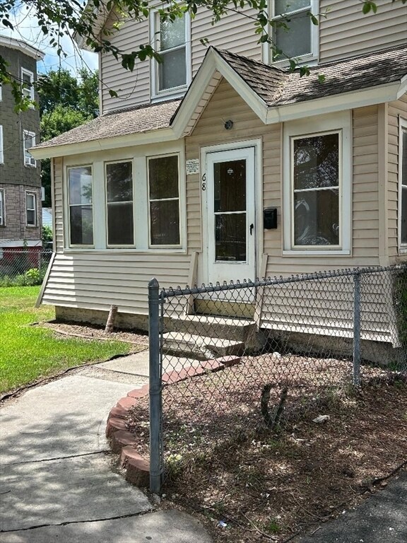 Building Photo - 68 Benton St