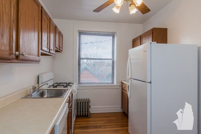 Building Photo - 1909 W Larchmont Ave