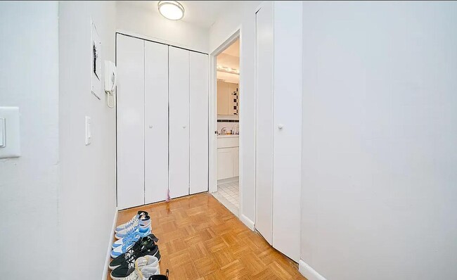 Foto del edificio - JUST LISTED HUGE STUDIO W/ PRIVATE BALCONY IN HELL’S KITCHEN