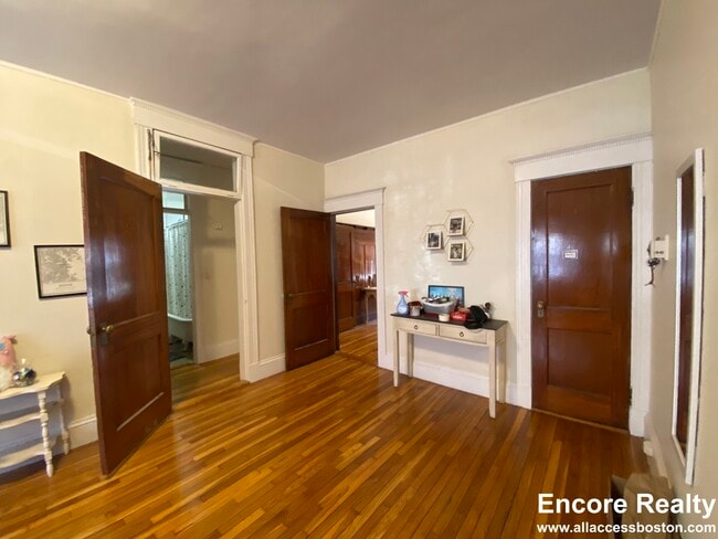 Foto del edificio - 116 Englewood Ave