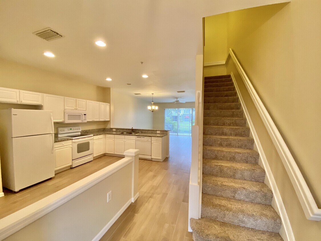 Primary Photo - 909 Hampton Cir