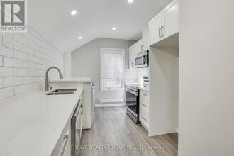 Building Photo - 140 Wellington St