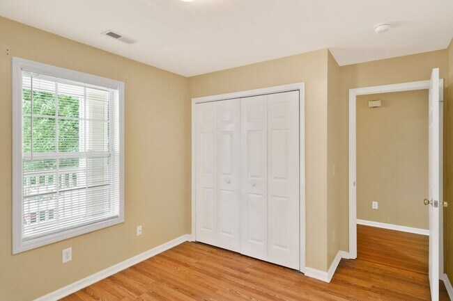 Foto del edificio - Spacious 3 Bedroom Condo- Close to NCSU and Downtown Raleigh! Available Now!