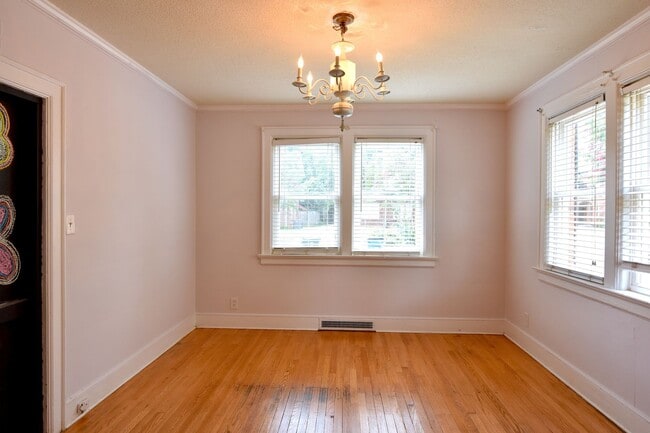 Building Photo - 2608 Vanderbilt Ave: 4 Bedroom + 2 Bonus R...