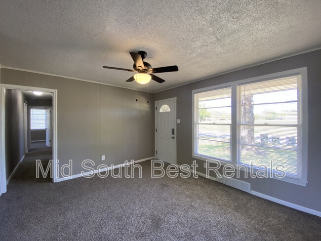 Building Photo - 4383 E Mallory Ave