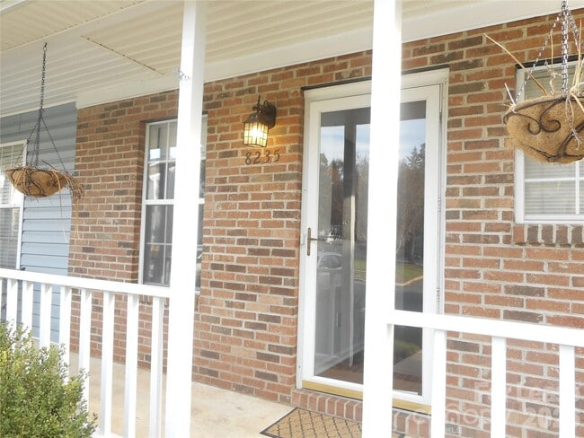 Building Photo - 8235 Circle Tree Ln