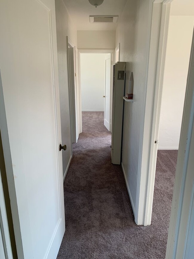 Foto del edificio - Great 2 bedroom upstairs standalone unit with garage