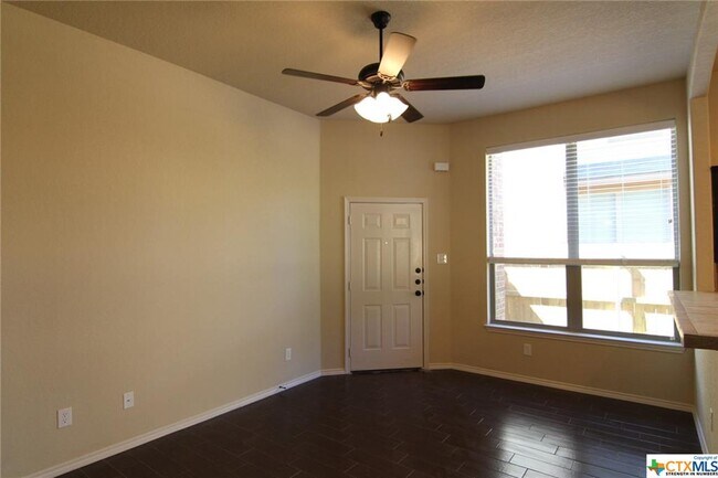 Building Photo - 953 Floating Star