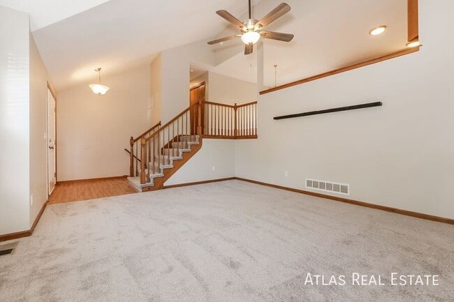 Building Photo - 1610 Cove Dr