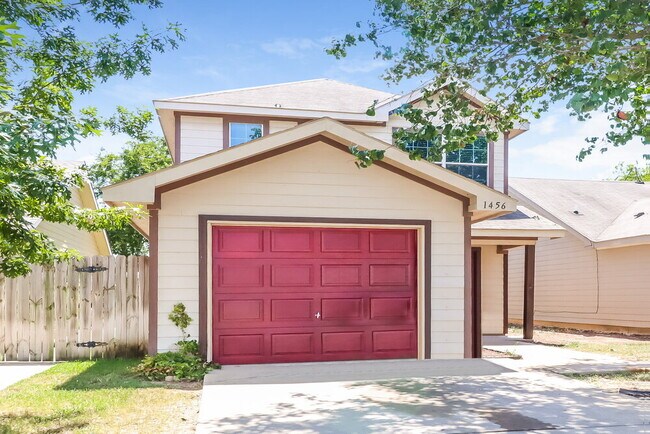Foto del edificio - 1456 Pine Ln