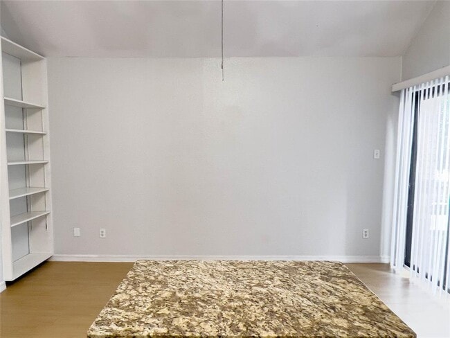 Building Photo - 513 S Park Dr