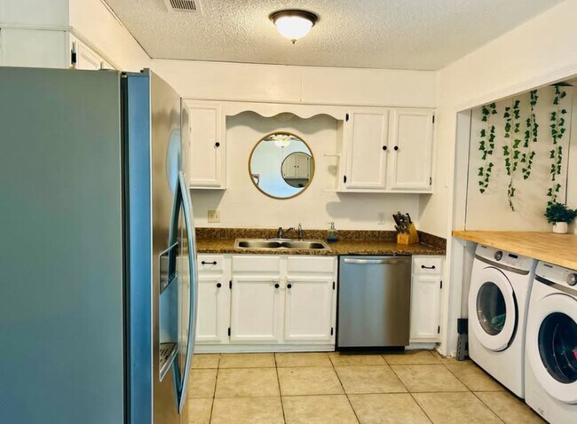 Foto del edificio - 7812 Oak Forest Dr