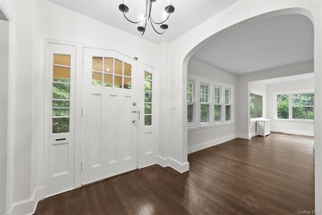Building Photo - 11 Brookside Cir