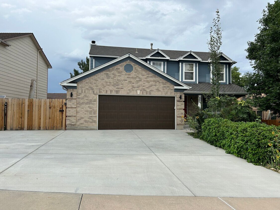 Foto principal - Broadmoor Glen 4 bedroom home
