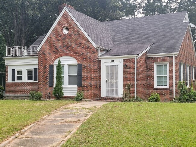 Building Photo - No Luxury Bells and Whistles But a Nice Cl...