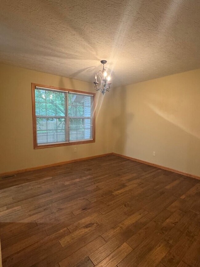 Building Photo - Southeast/Oak Grove Area!