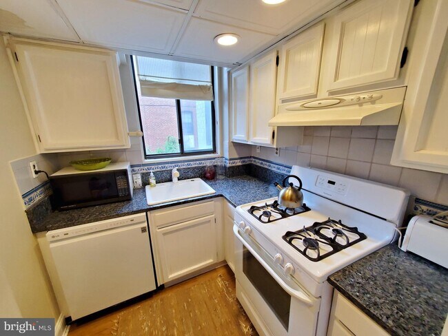 Foto del edificio - 2610 Tunlaw Rd NW