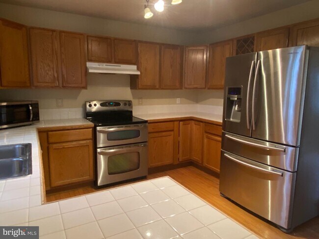 Building Photo - 21463 Cameron Ct