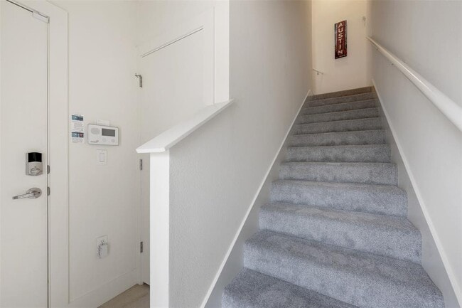 Building Photo - 604 N Bluff Dr