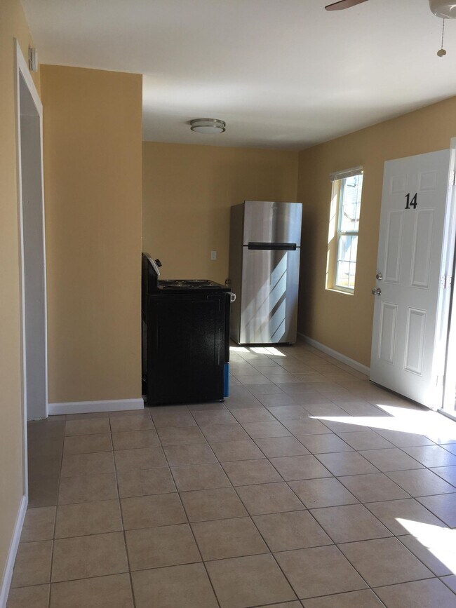 Building Photo - 13 Pine Creek Cir
