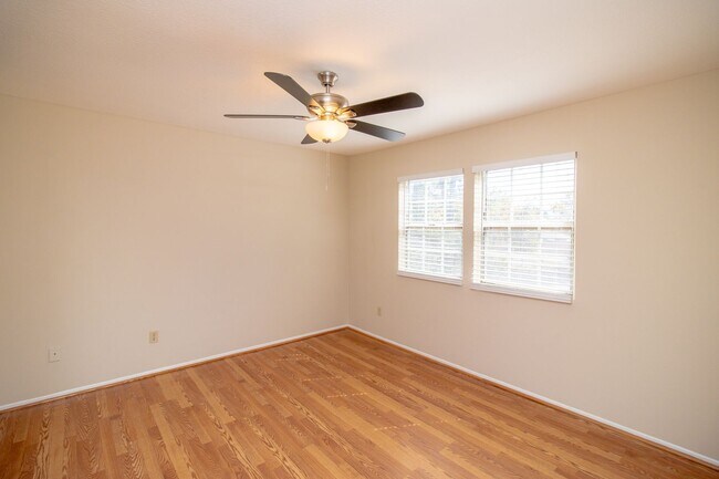 Foto del edificio - 932 Oak Glen Ln