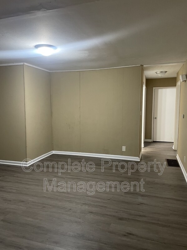 Building Photo - 120 Lewis Dr