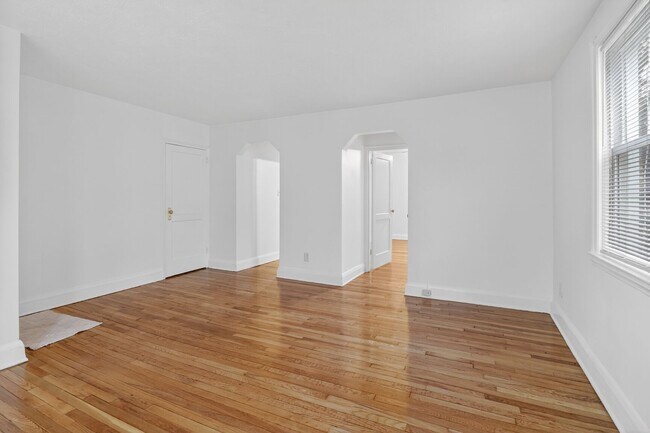 Building Photo - 6133 Parkway Dr