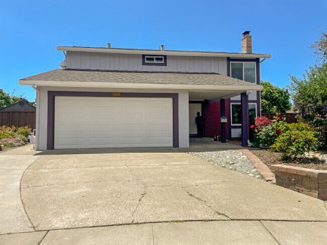 Building Photo - Welcome to this stunning 4 bedroom, 2.5 ba...