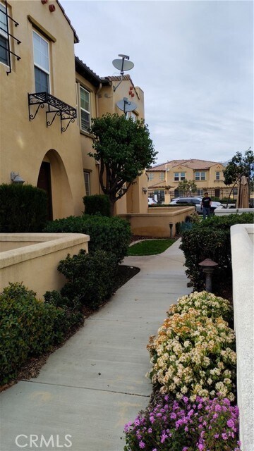 Building Photo - 2750 E Oak Hill Dr