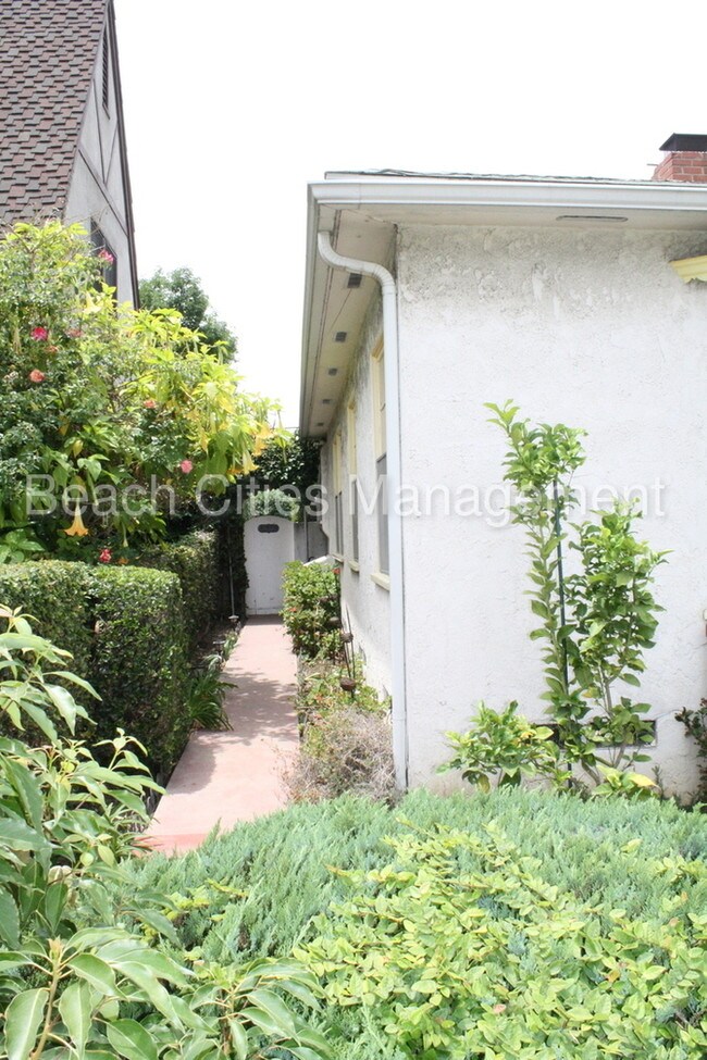 Building Photo - 3719 Gundry Ave