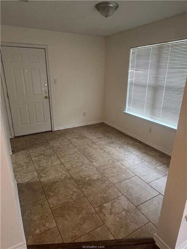 Foto del edificio - 3 Bed, 3 Bath Duplex in College Station