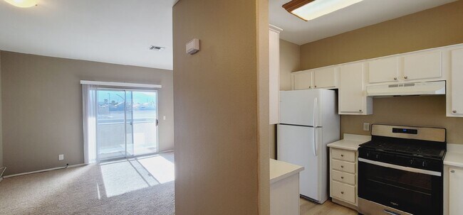 Building Photo - 1900 N Torrey Pines Dr