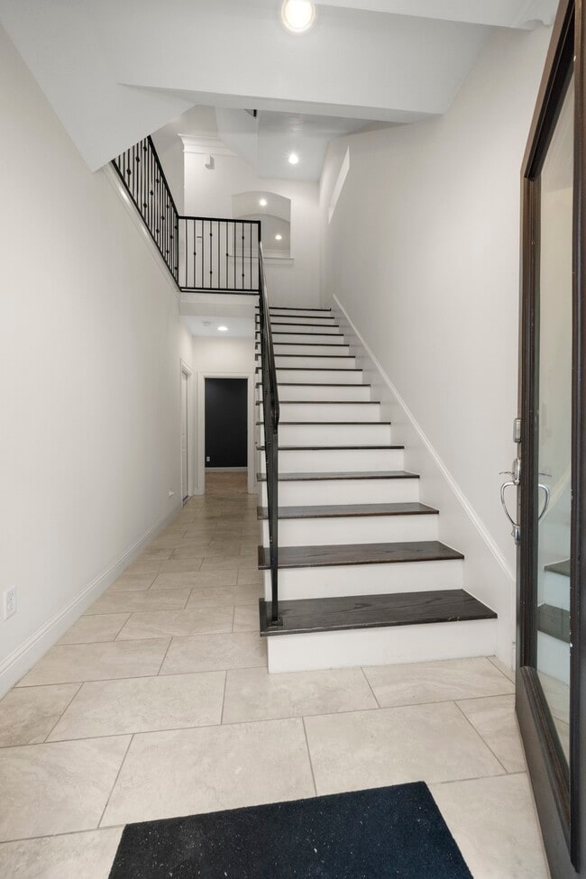 Building Photo - 742 W 24th St