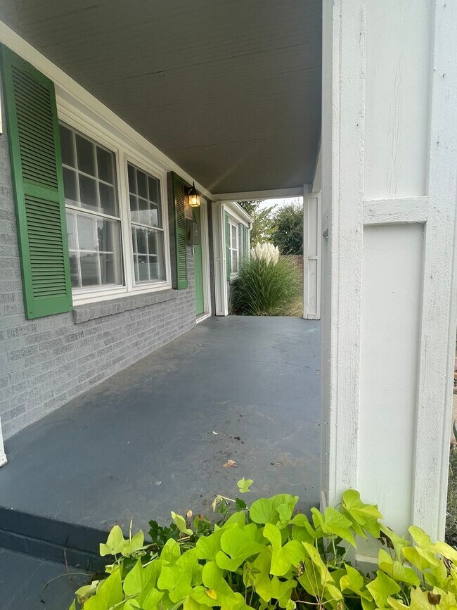 Foto del edificio - 2 bed, 1 bath all updated and includes ful...