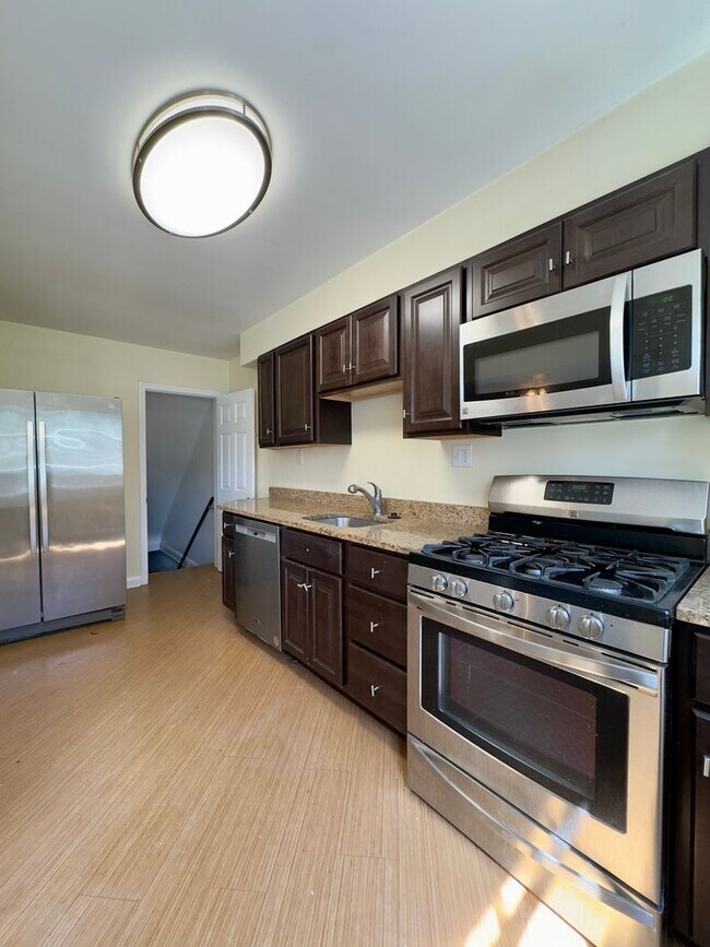 Foto del edificio - Charming 3-Bedroom Townhome with Spacious ...