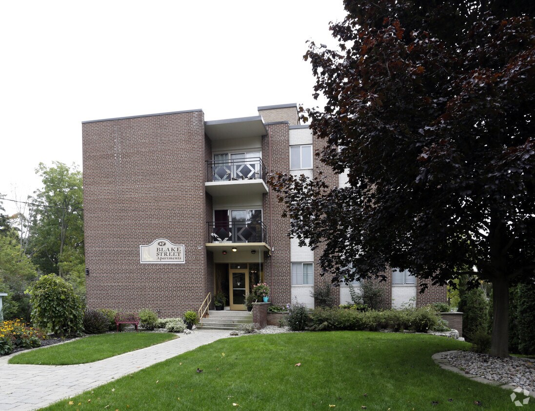 17 Blake St, Barrie, ON L4M 1H7 Apartments 17 Blake St Barrie, ON