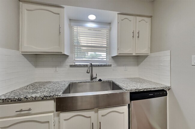 Foto del edificio - 14230 Laffite Dr