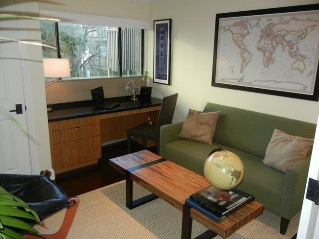 Foto del edificio - JUST LISTED!  2 br/2 ba Garden Oasis in Pacific Heights with Pool & Parking!/AMSI Maureen Couture