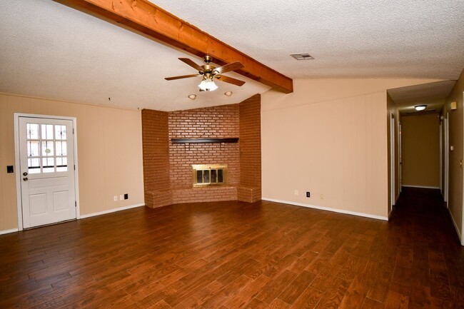 Foto del edificio - Well-maintained 3-bedroom, 2-bath ranch-style home