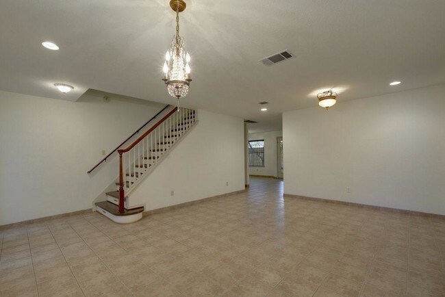 Building Photo - 621 Kingfisher Creek Dr