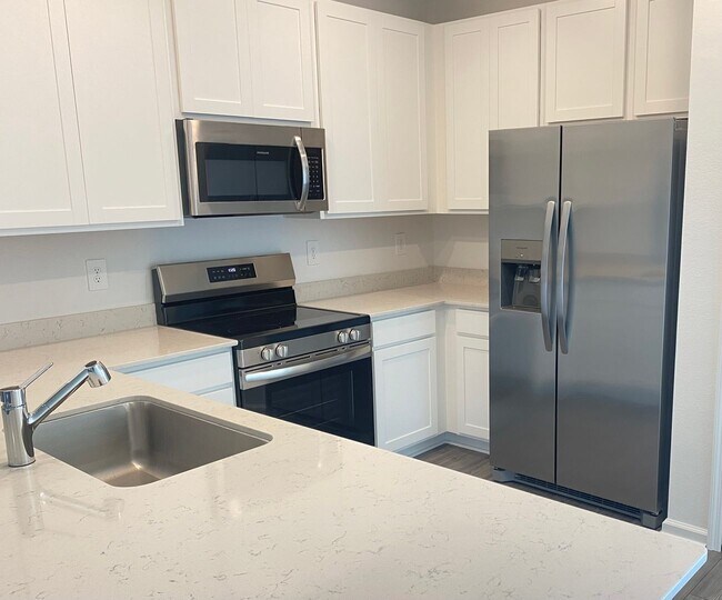 Building Photo - New 3/2.5 End Unit Townhouse!