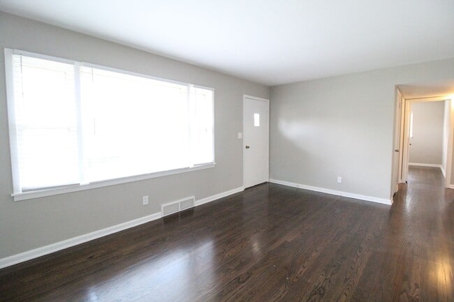 Building Photo - 3 Bedroom 1 Bath Home In Overland Park