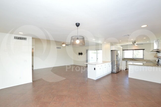 Building Photo - 2218 W Palomino Dr