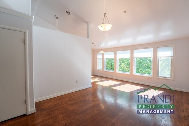 Building Photo - 325 Montecito Dr