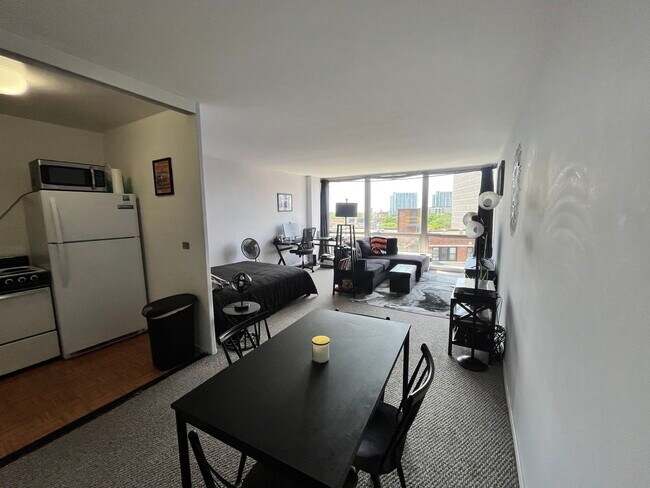 Foto del edificio - 2400 N Lakeview Ave