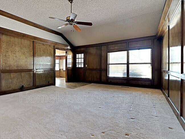 Building Photo - 9736 S Braden Ave