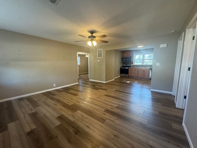 Building Photo - Cute 4 bed 2 bath house for rent!