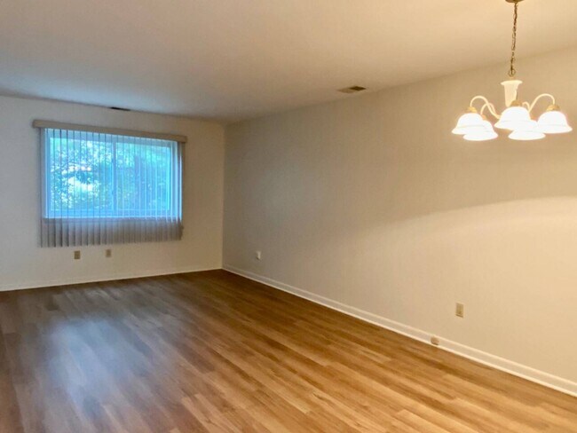 Foto del edificio - 105 Gregory Ct