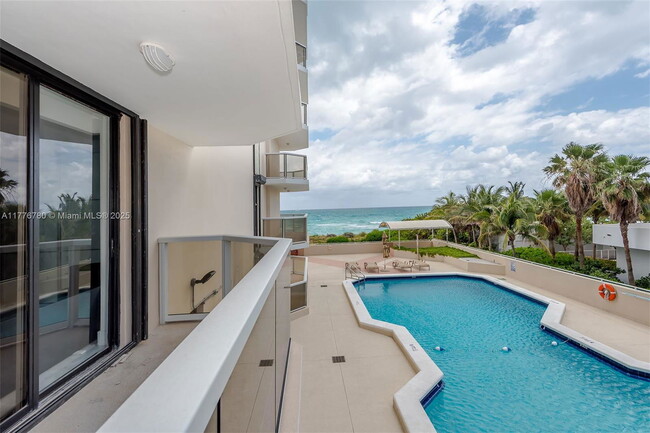 Foto del edificio - 6423 Collins Ave