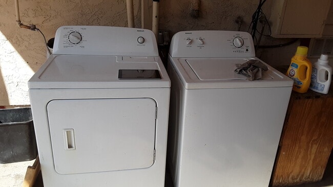 Shared Washer and Dryer - 3214 Johnston St